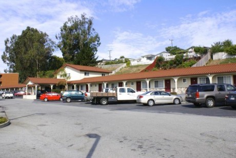 Welcome To Travelers Inn - Ample Parking