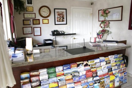 Welcome To Travelers Inn - Front Desk